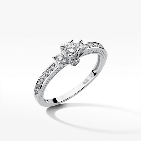 Pierścionek zaręczynowy z diamentami