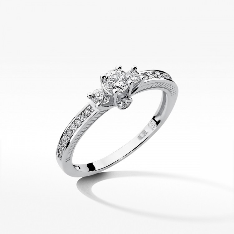 Pierścionek zaręczynowy z diamentami