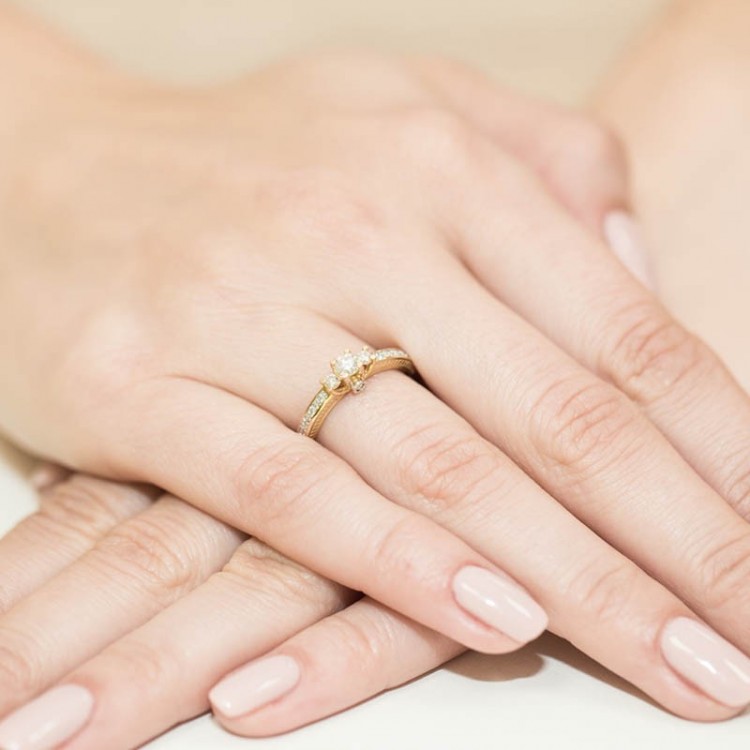 Pierścionek zaręczynowy z diamentami