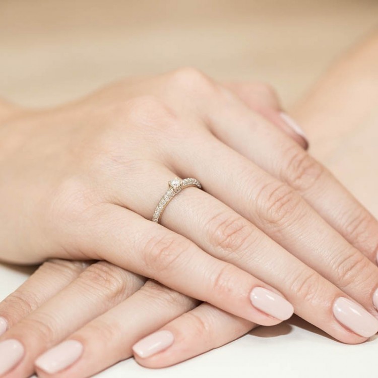 Pierścionek zaręczynowy z diamentami