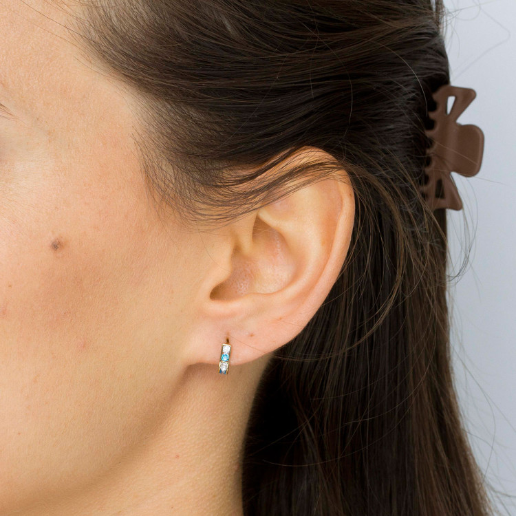 Kolczyki ze złota z niebieskimi i białymi cyrkoniami