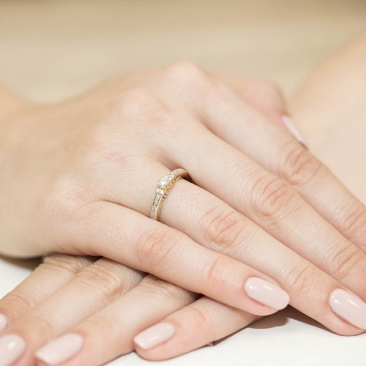 Pierścionek zaręczynowy z diamentami