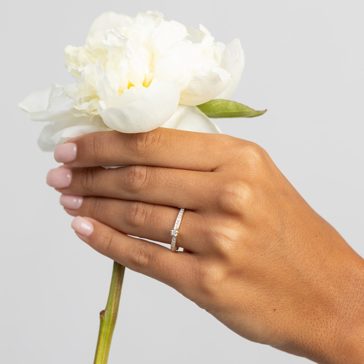 Pierścionek zaręczynowy z różowego złota bogato zdobiony diamentami