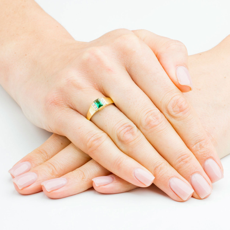 Pierścionek ze złota z zieloną i białymi cyrkoniami