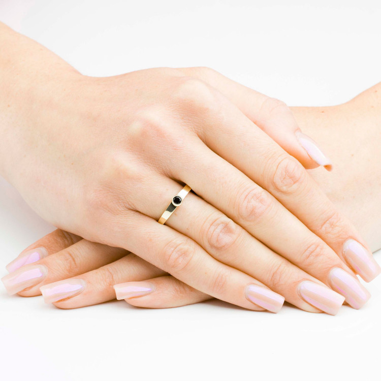 Pierścionek ze złota z czarną cyrkonią