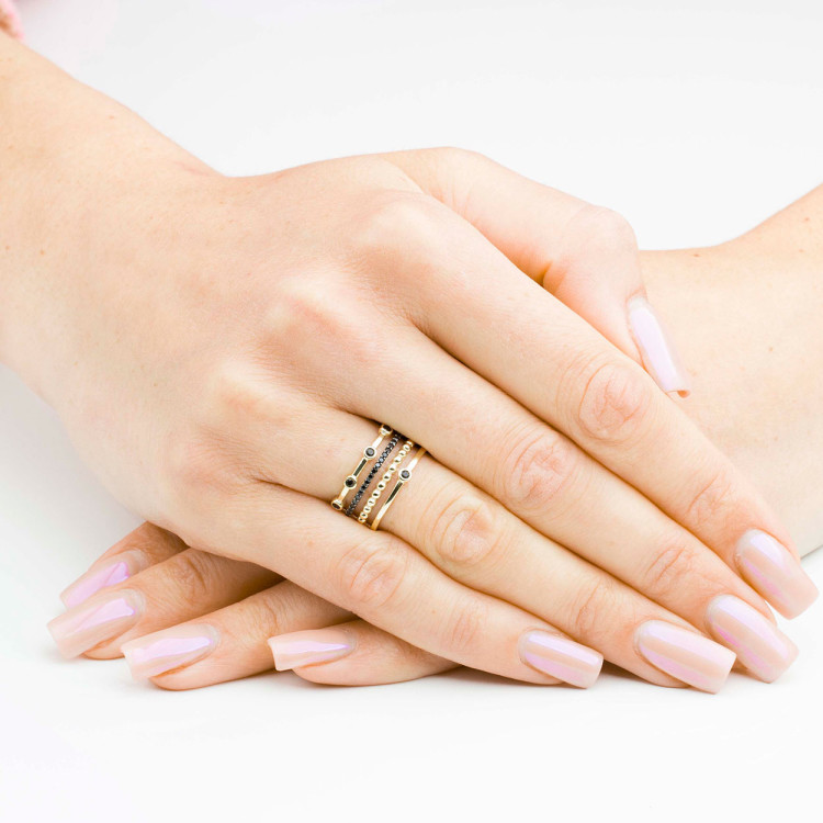 Pierścionek ze złota z czarnymi cyrkoniami