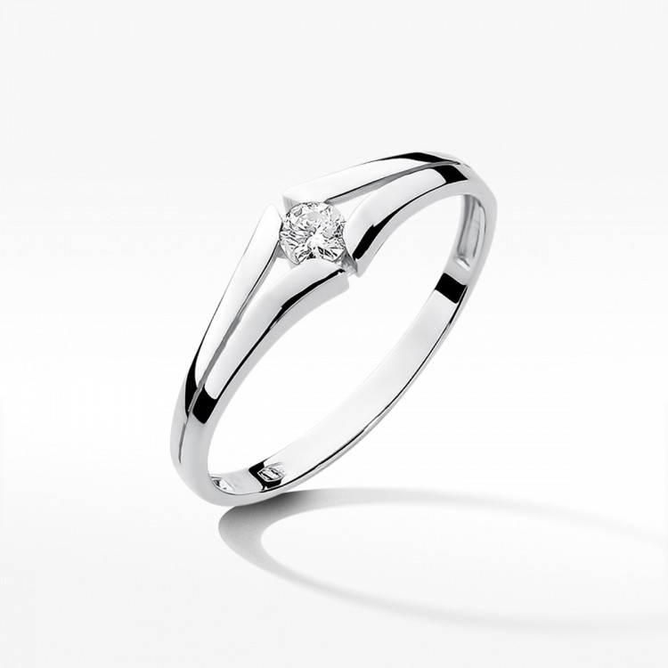 Pierścionek zaręczynowy z diamentem