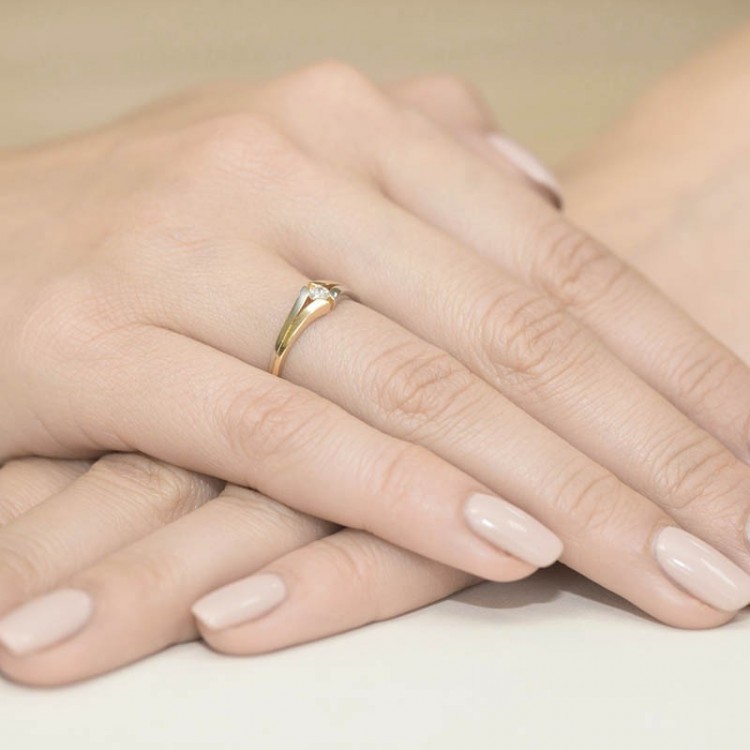 Pierścionek zaręczynowy z diamentem