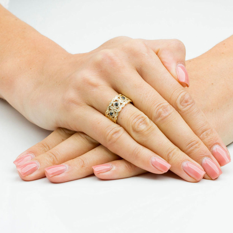 Pierścionek ze złota z czarnymi i białymi cyrkoniami