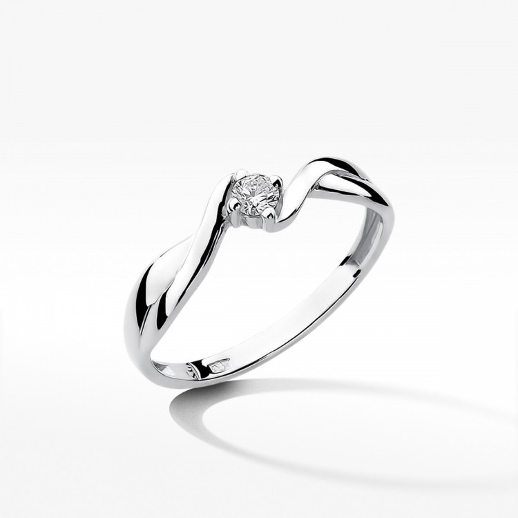 Pierścionek zaręczynowy z diamentem