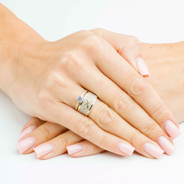 Pierścionek ze złota z nieskończonością i białymi cyrkoniami