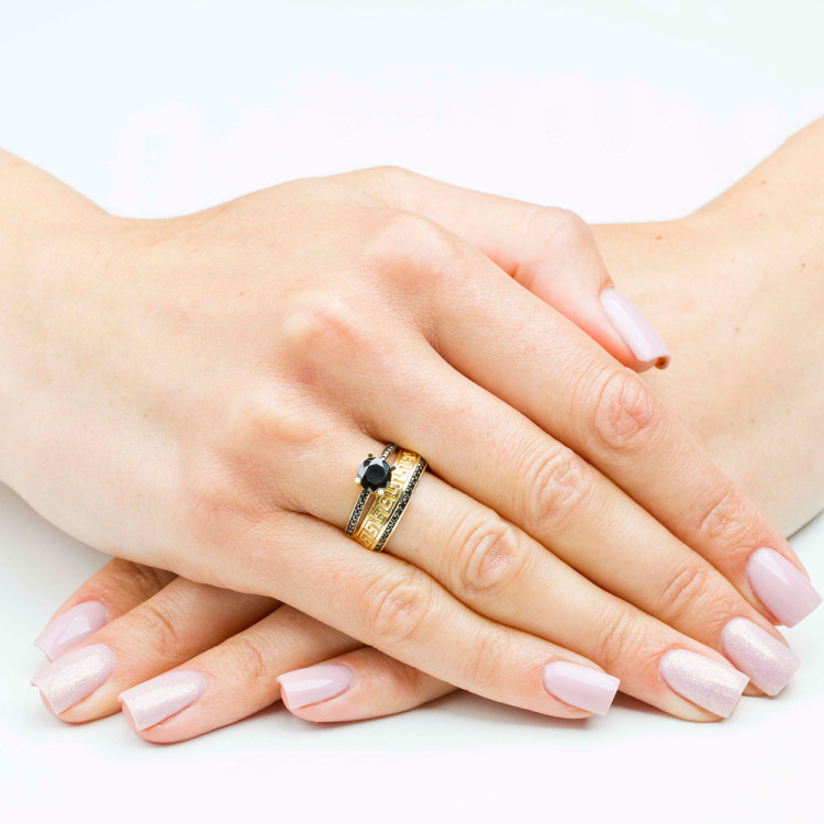 Pierścionek ze złota z wzorem greckim i czarnymi cyrkoniami