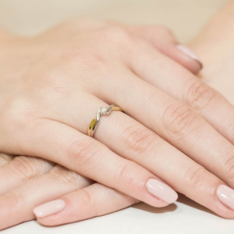 Pierścionek zaręczynowy z diamentem