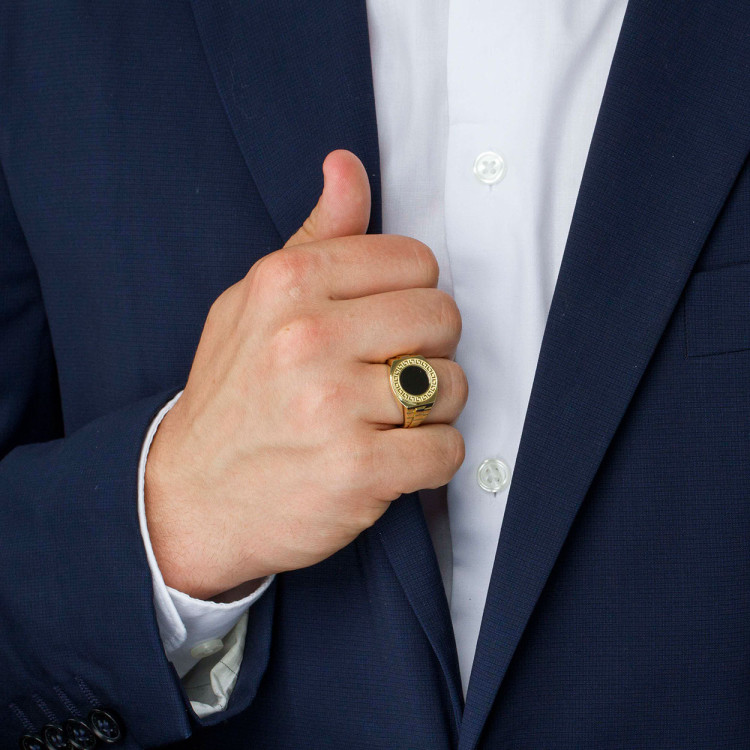 Sygnet ze złota z onyksem i wzorem greckim