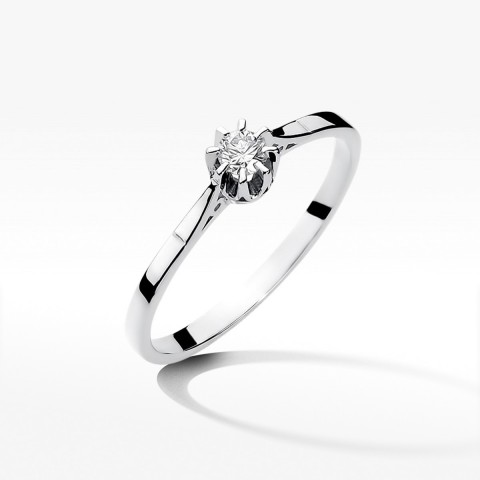 Pierścionek zaręczynowy z diamentem