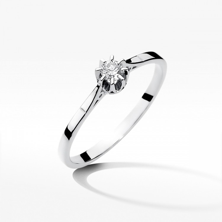 Pierścionek zaręczynowy z diamentem