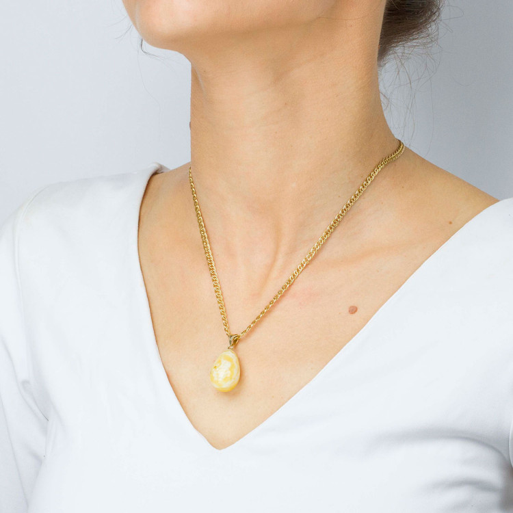 Zawieszka ze złota z bursztynem