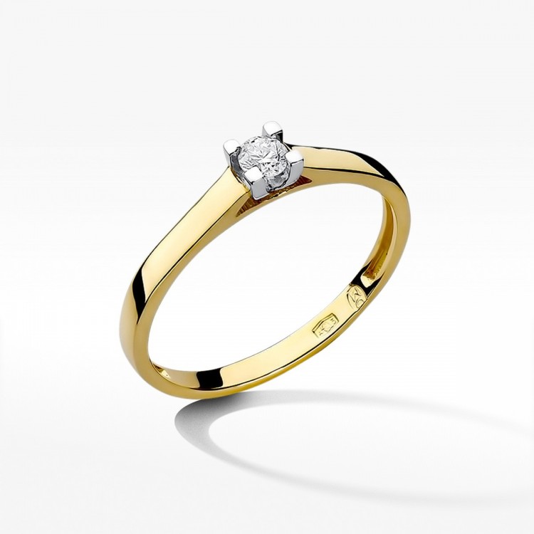 Pierścionek zaręczynowy z diamentem