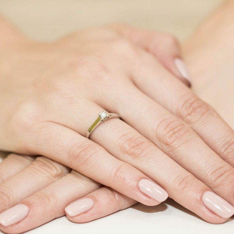 Pierścionek zaręczynowy z diamentem