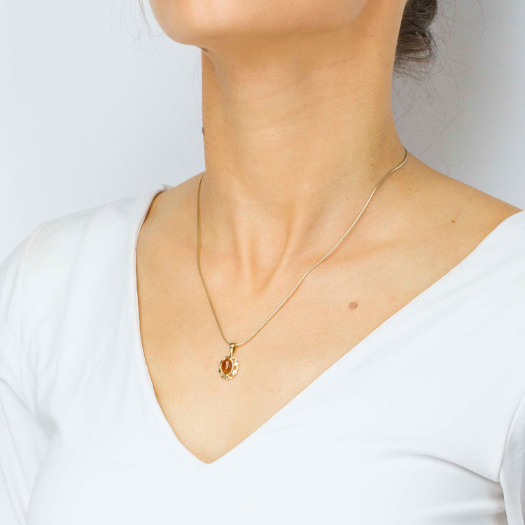 Zawieszka ze złota z bursztynem