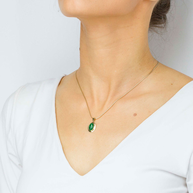 Zawieszka ze złota z malachitem