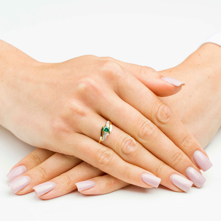 Pierścionek ze złota z zieloną i białymi cyrkoniami