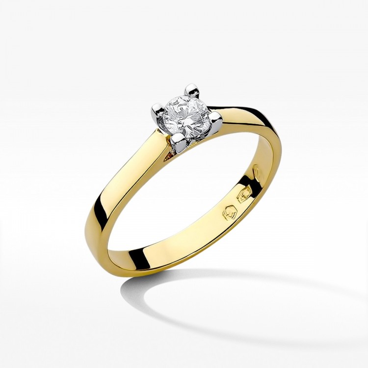 Pierścionek zaręczynowy z diamentem