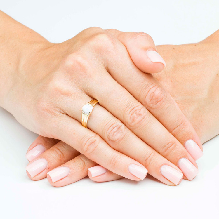 Pierścionek ze złota z opalem i białymi cyrkoniami