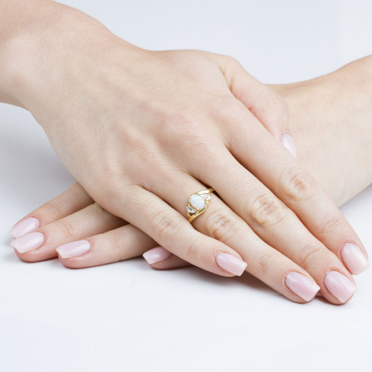 Pierścionek ze złota z opalem i białymi cyrkoniami