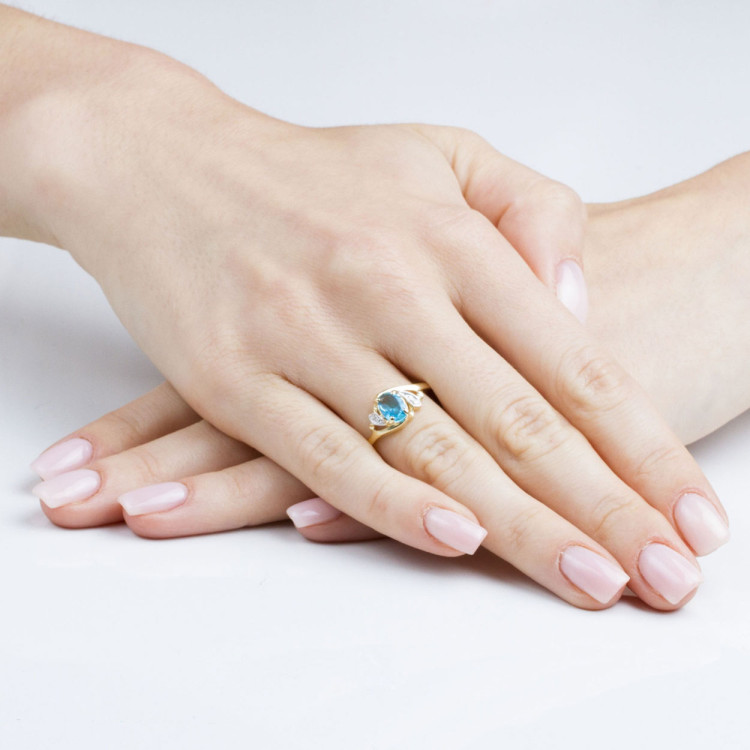 Pierścionek ze złota z niebieską i białymi cyrkoniami
