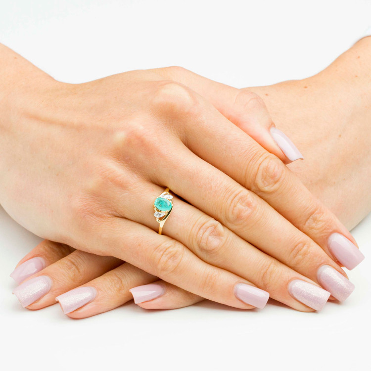 Pierścionek ze złota z zielonym kamieniem