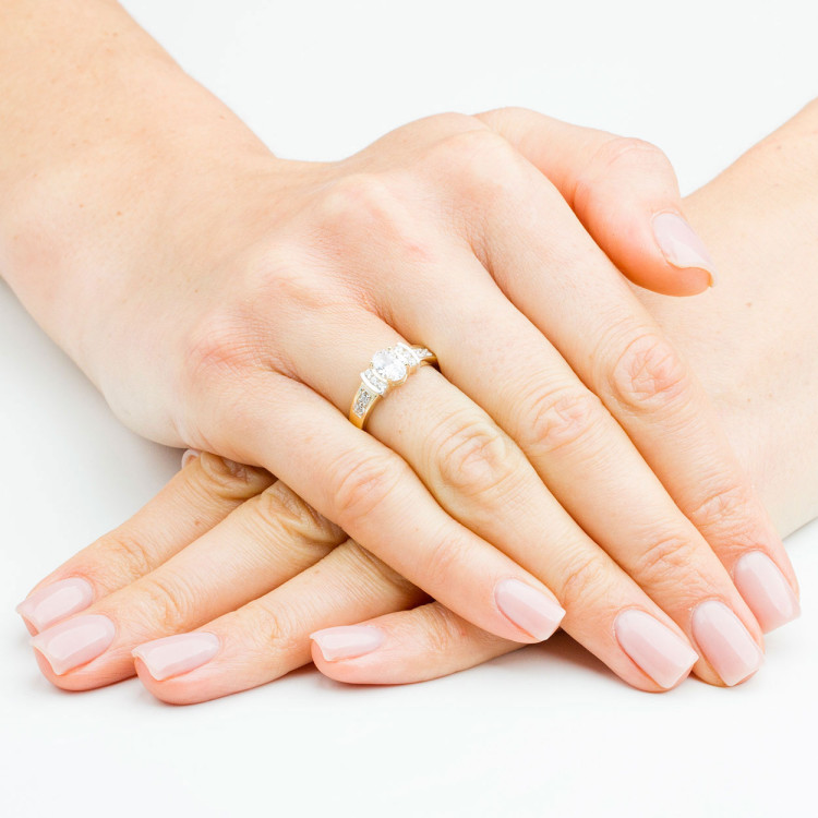 Pierścionek ze złota z białymi cyrkoniami