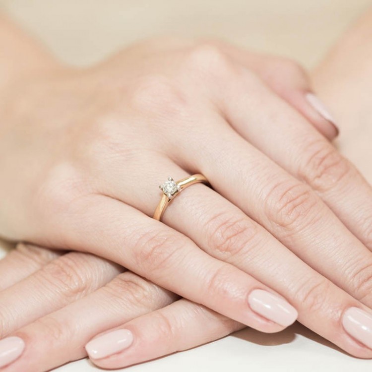 Pierścionek zaręczynowy z diamentem