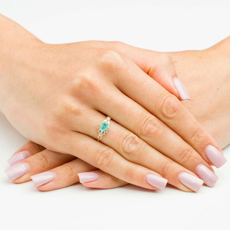 Pierścionek ze złota z zielonym kamieniem i białymi cyrkoniami