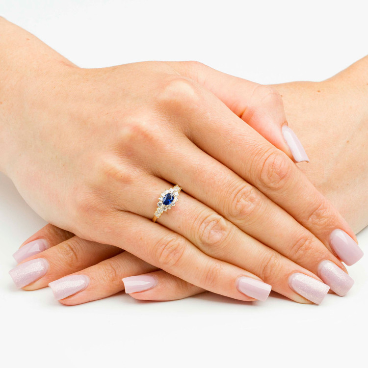Pierścionek ze złota z niebieską i białymi cyrkoniami