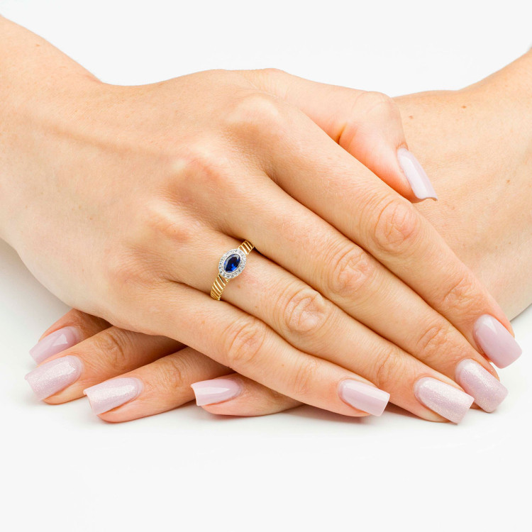 Pierścionek ze złota z niebieską i białymi cyrkoniami