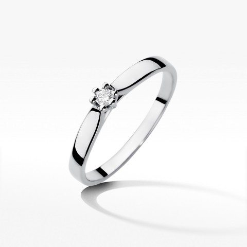 Pierścionek zaręczynowy z diamentem