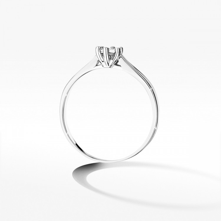 Pierścionek zaręczynowy z diamentem