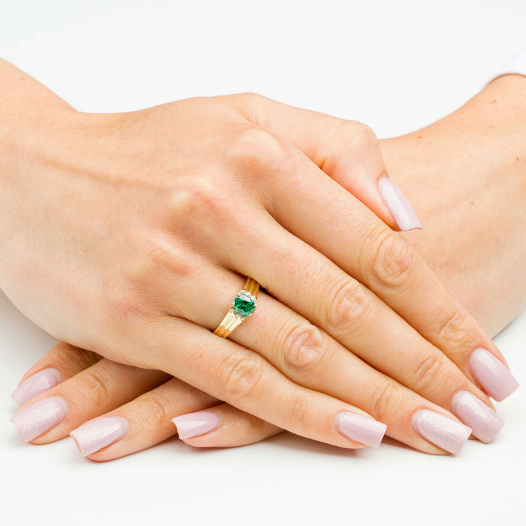 Pierścionek ze złota z zieloną i białymi cyrkoniami