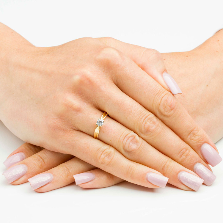 Pierścionek ze złota z białą cyrkonią