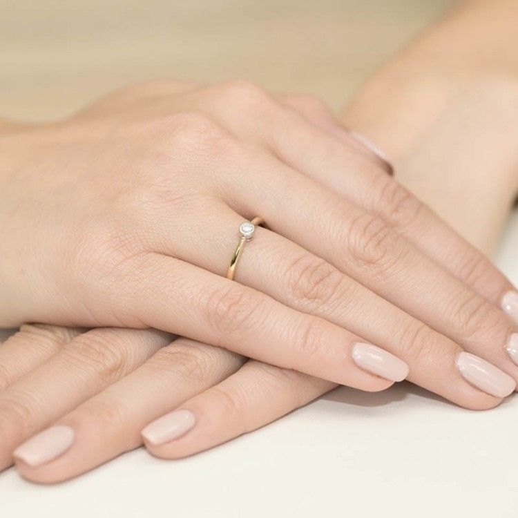 Pierścionek zaręczynowy z diamentem