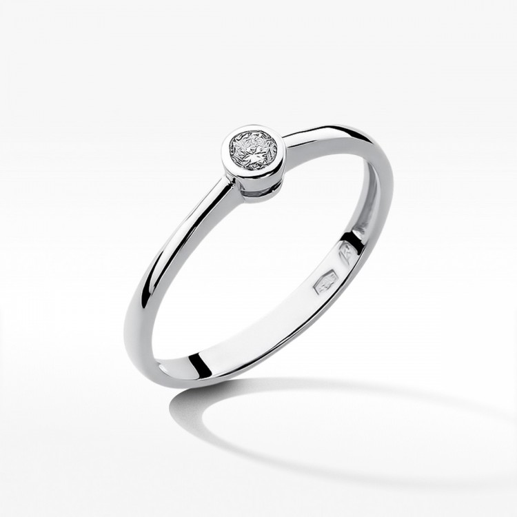 Pierścionek zaręczynowy z diamentem