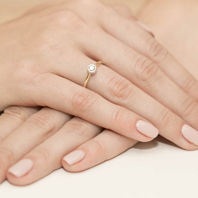 Pierścionek zaręczynowy z diamentem