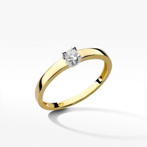 Pierścionek zaręczynowy z diamentem