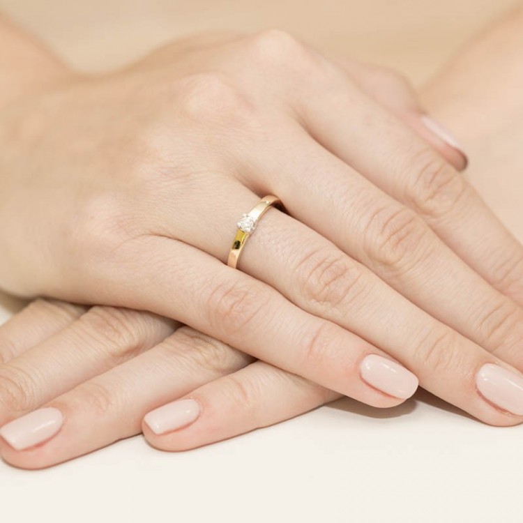 Pierścionek zaręczynowy z diamentem