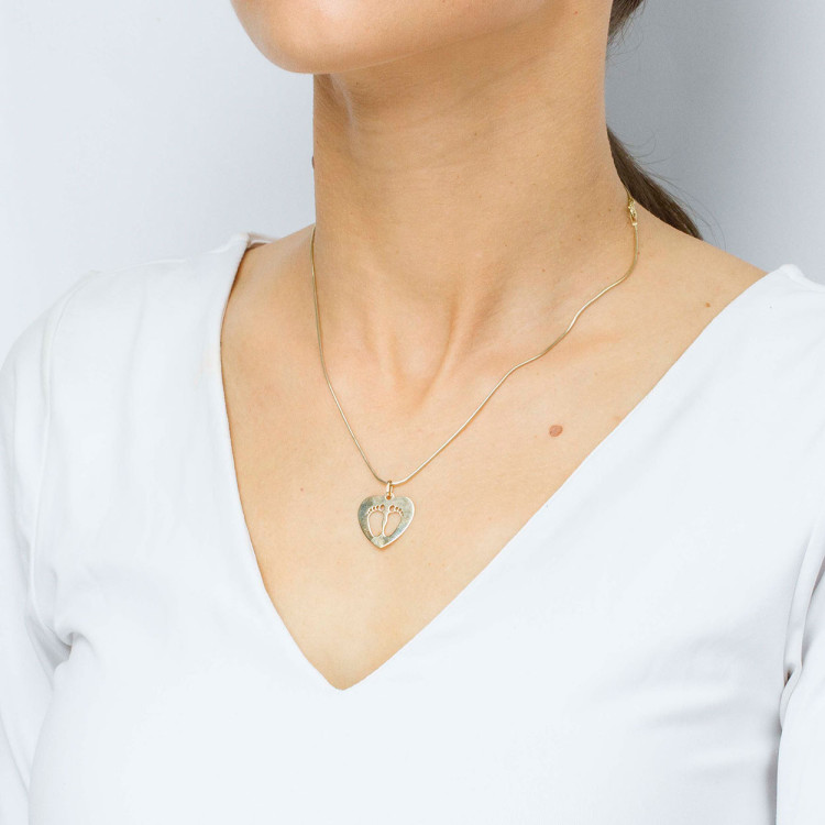 Zawieszka ze złota stópki dziecięce w sercu