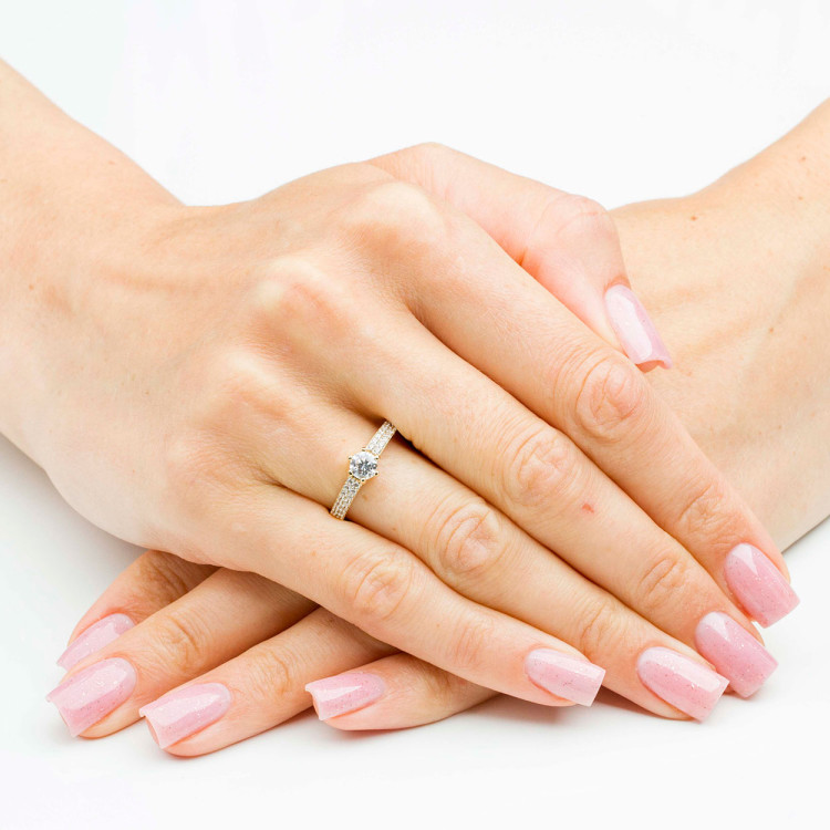 Pierścionek ze złota z białymi cyrkoniami