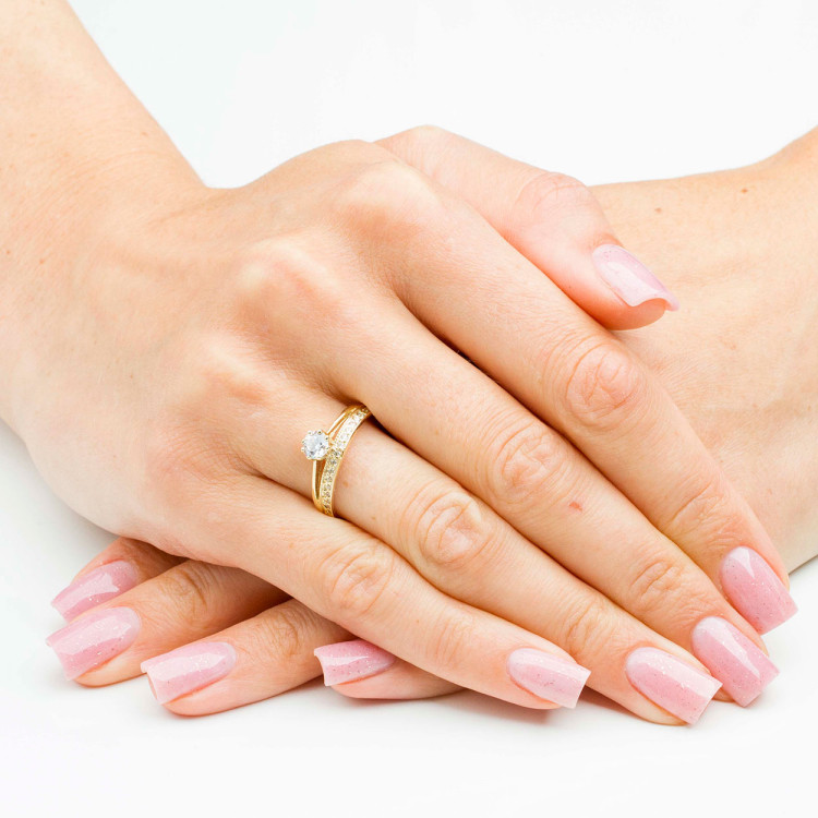 Pierścionek ze złota z białymi cyrkoniami