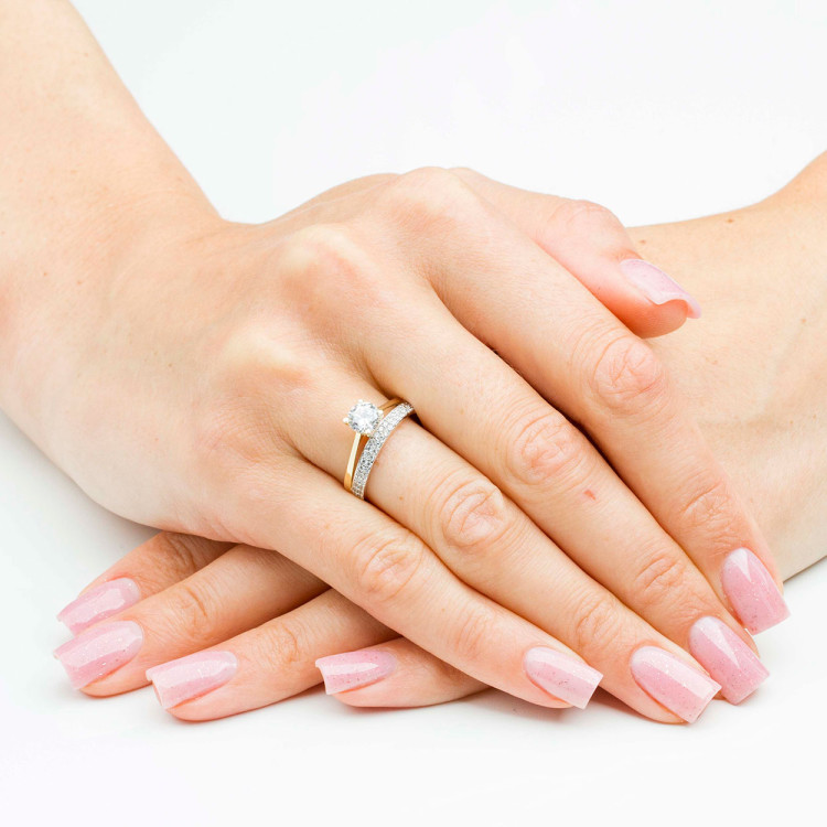 Pierścionek ze złota z białymi cyrkoniami