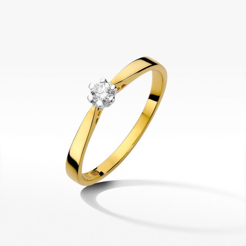 Pierścionek zaręczynowy z diamentem